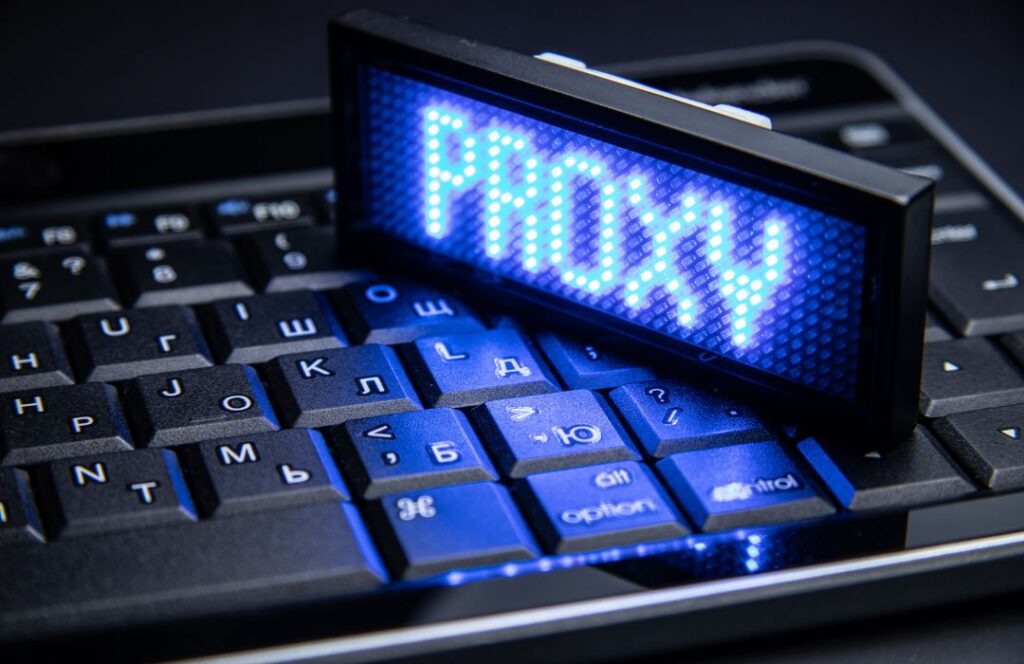 שרת פרוקסי (Proxy Server) הוא שרת שמתווך בין המשתמש לבין השרת או האתר שאליו הוא מנסה להתחבר. במקום שהמחשב יפנה ישירות לאתר מסוים.